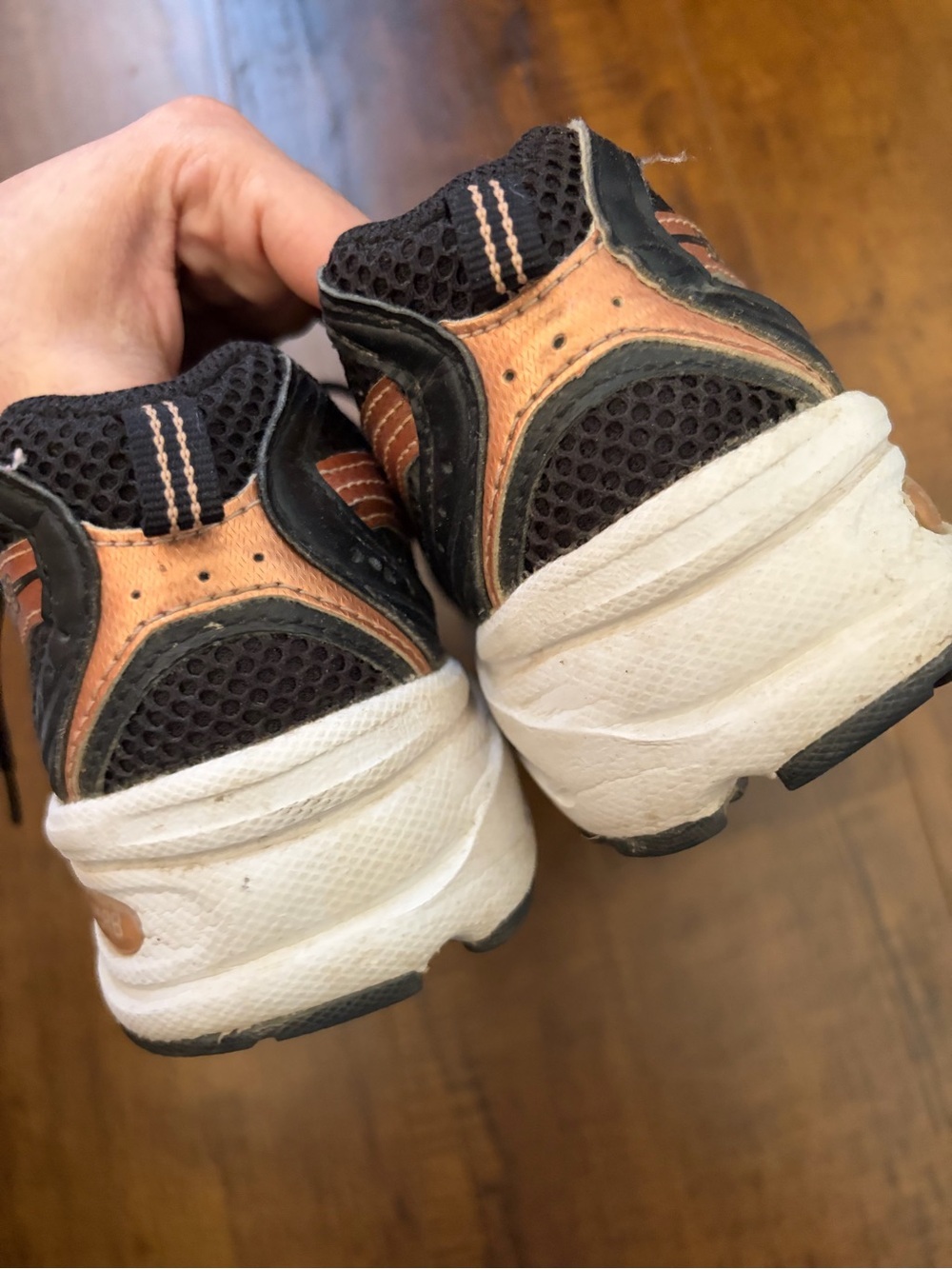 New Balance 530 athletic shoes in a black and copper colorway - Size 6 - Picture 4 of 9